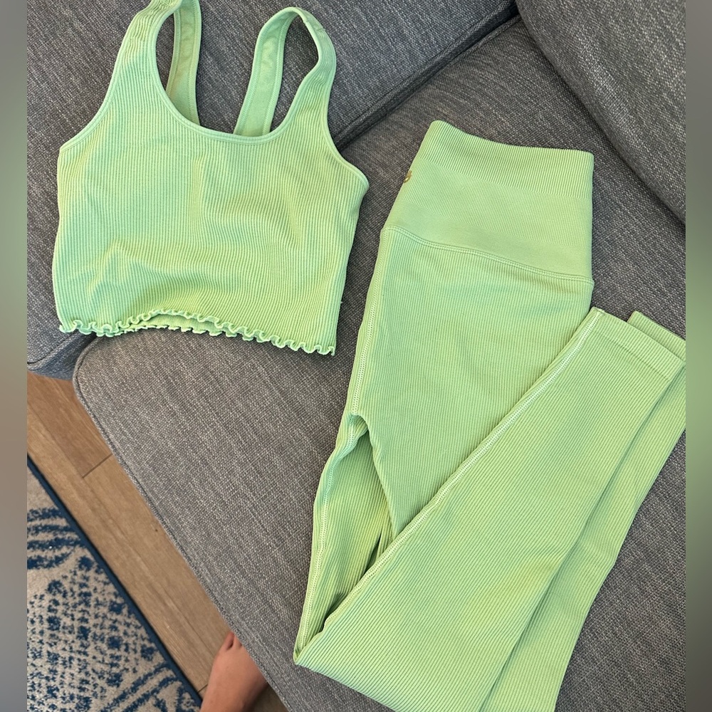 SET Spiritual Gangster matching green seamless legging and crop top set. Xs/s
